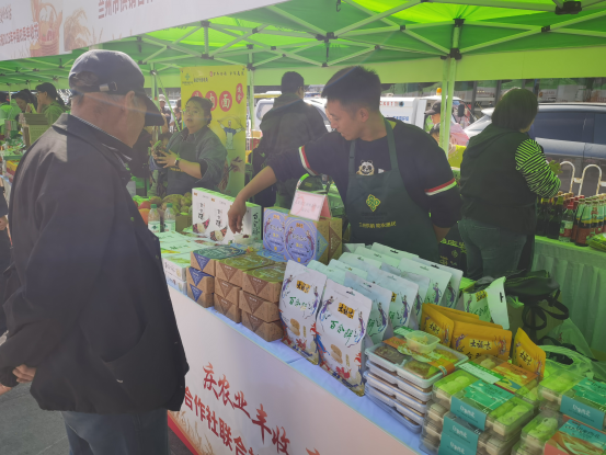 供銷集市助力農(nóng)民豐收節(jié) 蘭州市供銷社開展助農(nóng)直通車便民消費(fèi)活動(dòng)