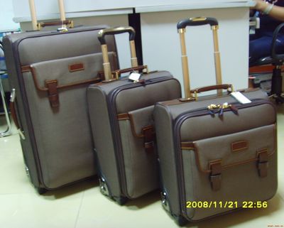 廣州市浩鵬箱包皮具-廣州市花都區花山鎮東湖安置區東聯路-生產、加工、批發、零售:箱包、皮具,貨物及技術進出口.-產品展廳