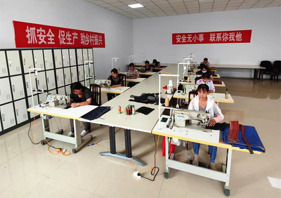 滿德堂村幸福互助院里的箱包加工廠。高雷攝