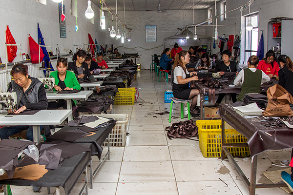 【脫貧攻堅進行時】河北顧家臺村箱包廠月發(fā)7萬工資,菇農(nóng)今年都賺